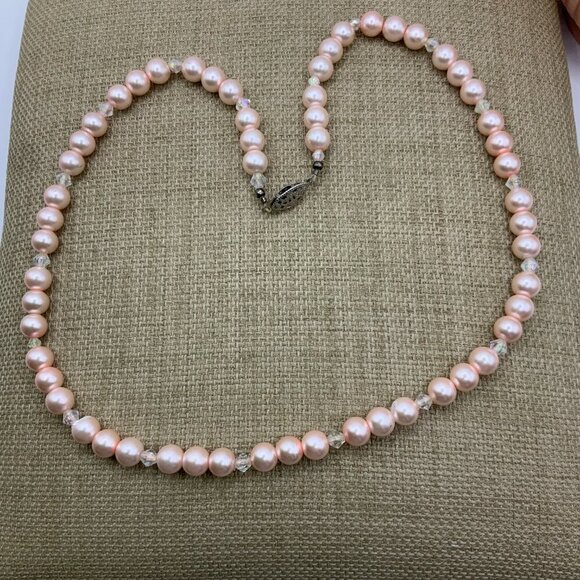 Pink Faux Pearls Vintage AB Iridescent Beads Classic Elegant Necklace - Picture 2 of 6